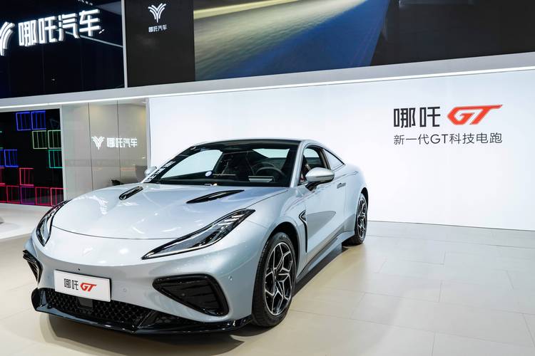 惠州324哪吒汽车在智能汽车领域的表现，领途汽车在新能源汽车市场中的影响力